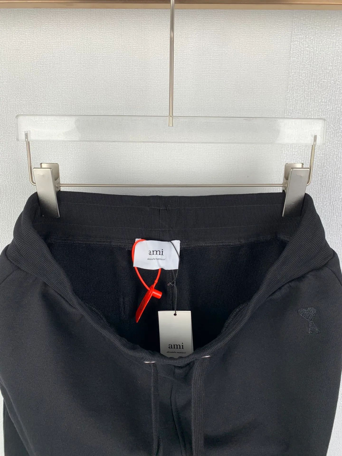 Ami Paris casual shorts with love embroidery, custom-made luxury terry sweatpants material, full of texture, comfortable and close to the skin, taupe tone, natural color, as calm as the earth, love embroidery of the same color quietly blooms, adding brand recognition, adding a touch of romance and sweetness to the shorts, minimalist style, charm of design, soul of wear Process 1: Using imported machine embroidery technology, using advanced computer control system and precision mechanical components to realize Ami love embroidery operation with high precision The lines are smooth and delicate. Process 2: Ferment washing and softening. Use the fermentation effect produced by mixing yeast, water and mild detergent to gently treat the fabric and improve the overall softness. Accessories: Customized 1:1 Ami corns Customized 1:1 Ami hanging clock Customized 1:1 Ami trademark Version: Loose version Size: S M L XL